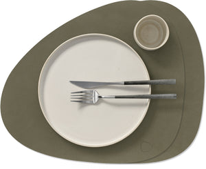 LIND DNA Placemats Nupo - Leer - Army Green - Curved - Afwasbaar - 44 x 37 cm - 2 Stuks