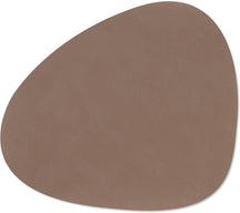 LIND DNA Placemats Nupo - Leer - Truffle - Curved - Afwasbaar - 44 x 37 cm - 2 Stuks