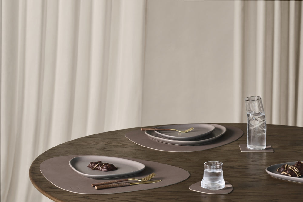 LIND DNA Placemats Nupo - Leer - Truffle - Curved - Afwasbaar - 44 x 37 cm - 2 Stuks