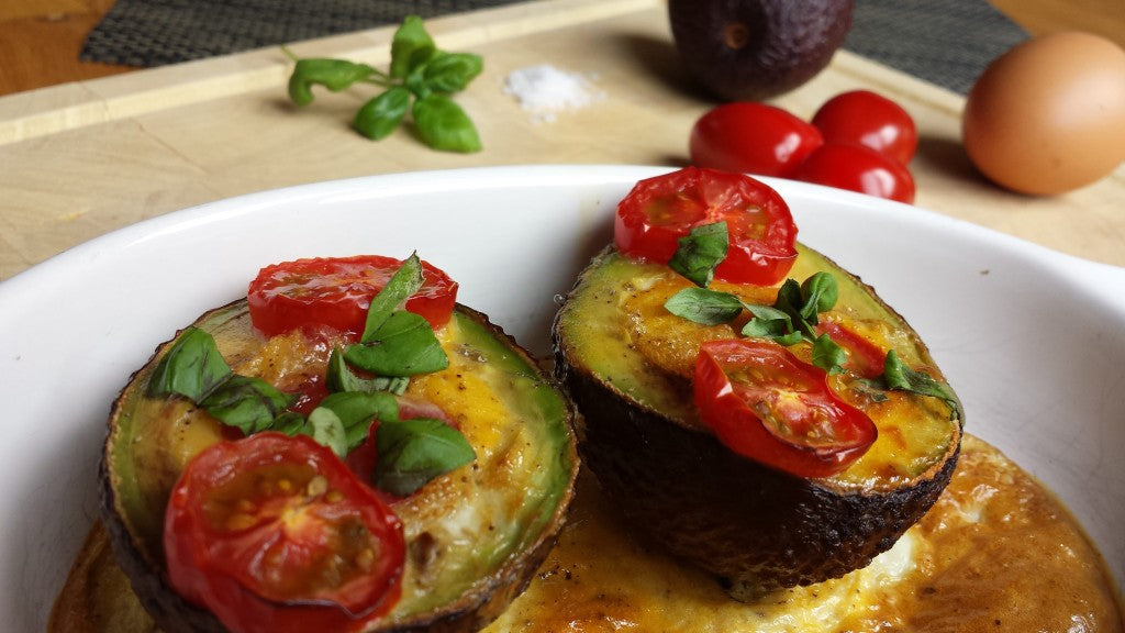 Een gezond en snel gerecht met avocado, ei en tomaat uit de oven