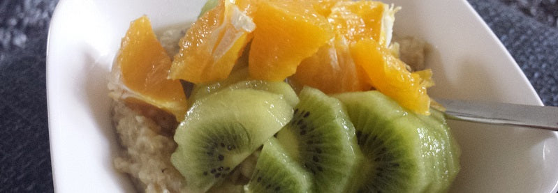 Een voedzaam en friszuur ontbijtje met havermout, kiwi en sinaasappel