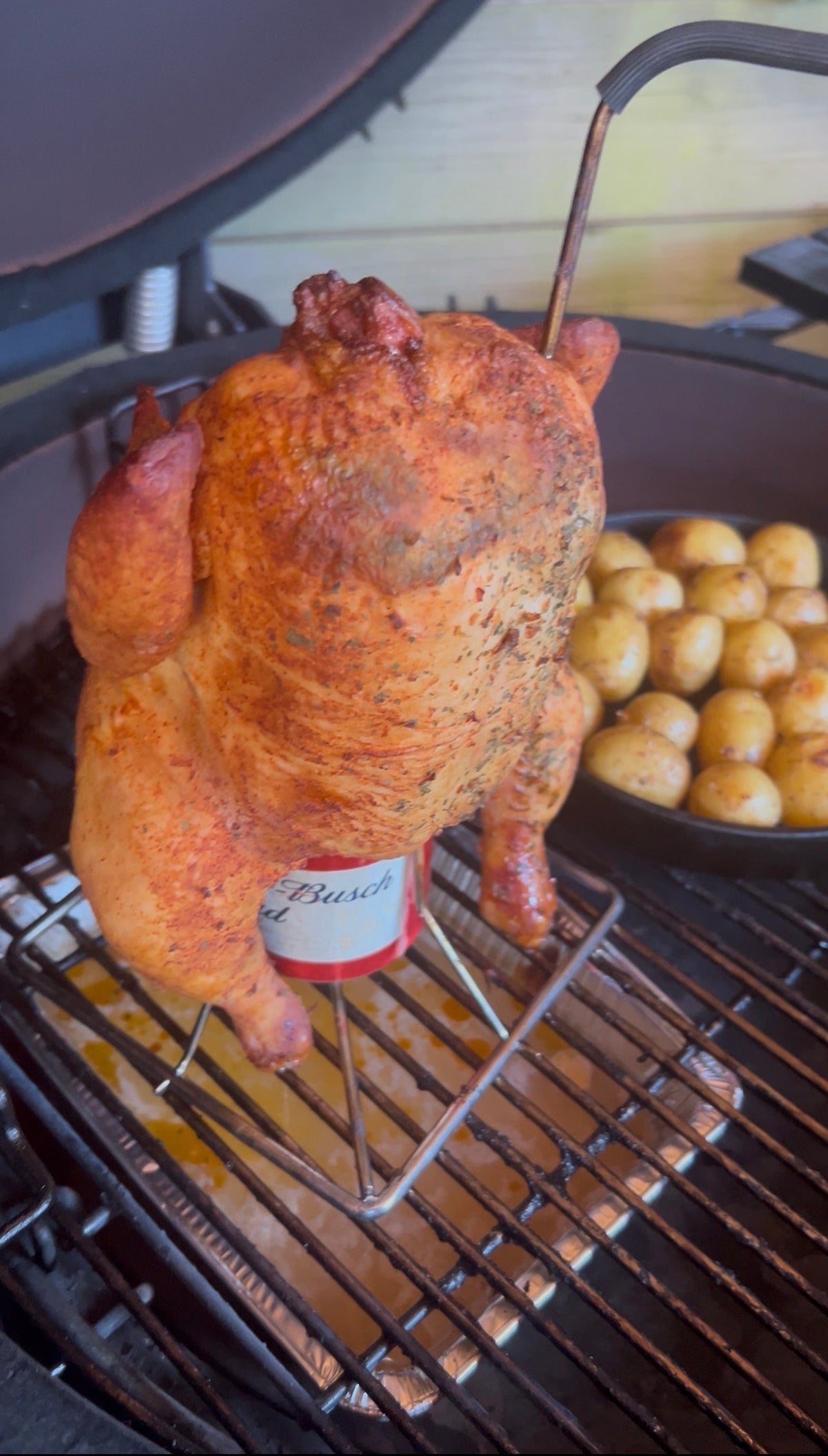 Sappige kip van binnen, knapperig van buiten, recht van de barbecue.