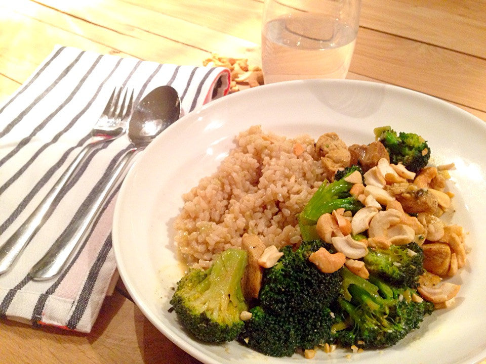 Een voedzame en frisse lunch met freekeh, avocado en komkommer