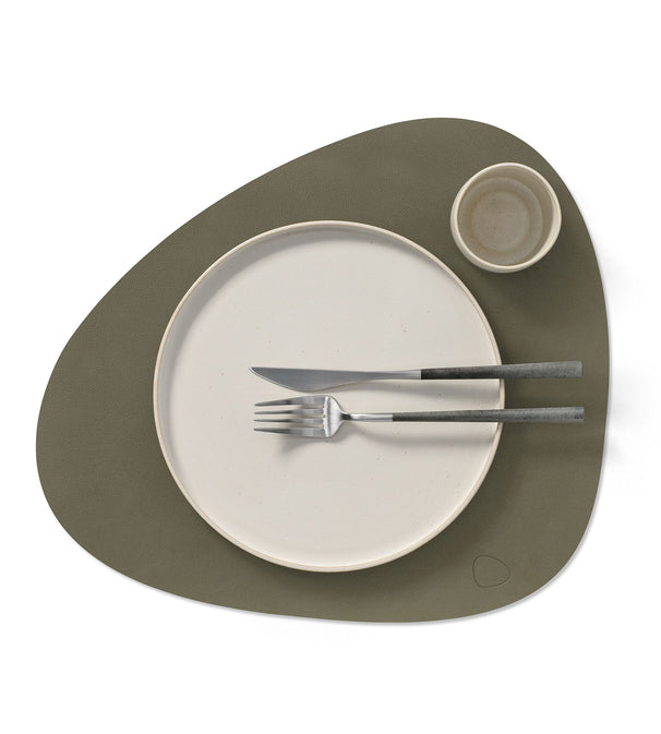 LIND DNA Placemats Nupo - Leer - Army Green / Nature - Curved - dubbelzijdig - Afwasbaar - 44 x 37 cm - 2 Stuks