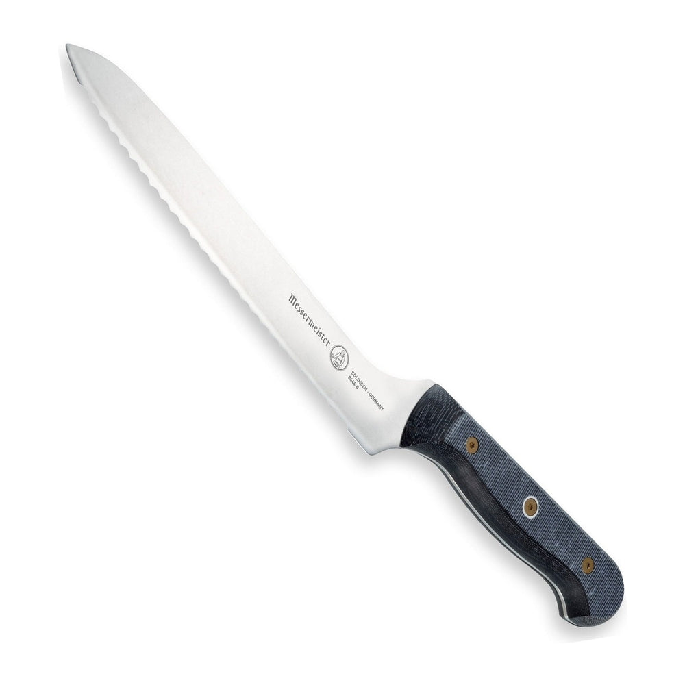 Messermeister Offset Broodmes Custom 20 cm met blauw-grijs heft, vrijstaand op witte achtergrond