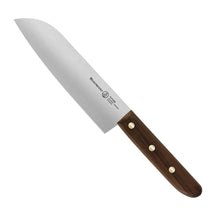 Messermeister Santokumes Future 16.5 cm met walnotenhouten heft, vrijstaand op witte achtergrond