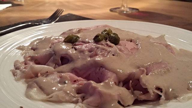 Een klassiek Italiaans voorgerecht met malse kalfsfricandeau en romige tonijnmayonaise