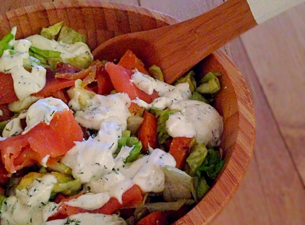 Een kleurrijke maaltijdsalade met een romige dressing