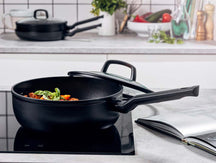 BK Hapjespan met deksel Easy Induction Zwart ø 24 cm / 3.4 Liter - sfeerbeeld 2