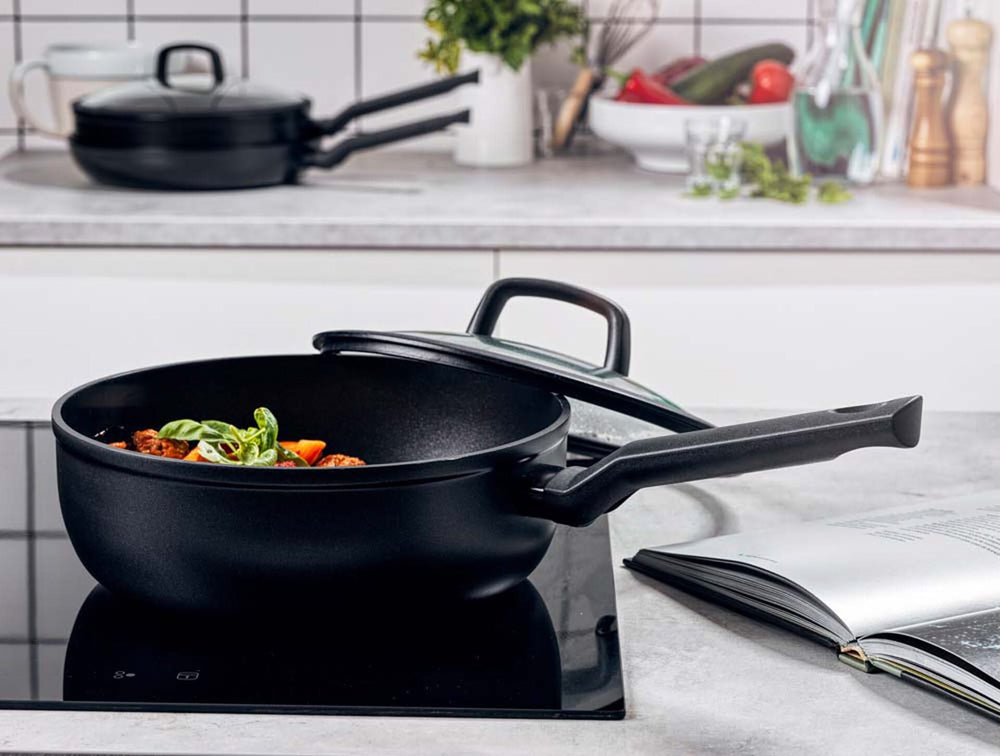 BK Hapjespan met deksel Easy Induction Zwart ø 28 cm / 4.6 Liter - sfeerbeeld 2