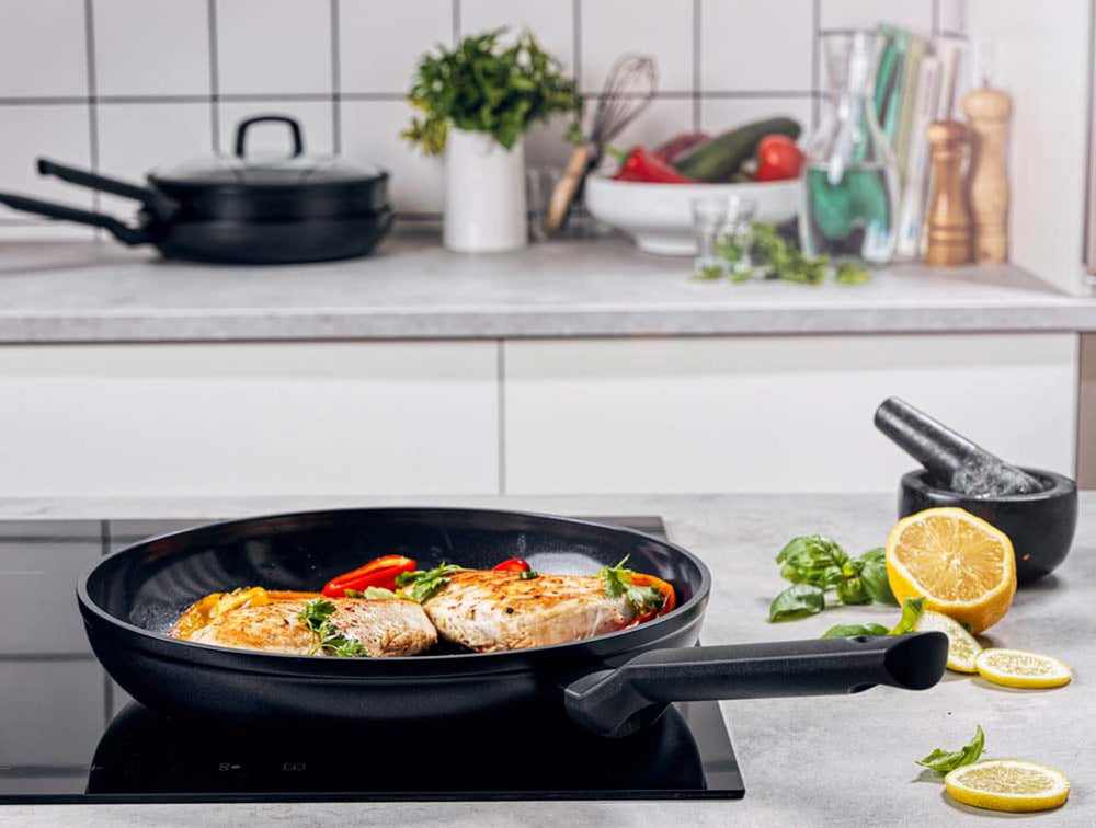 BK Koekenpannenset Easy Induction 2-delig - ø 24 & 28 cm - sfeerbeeld 2
