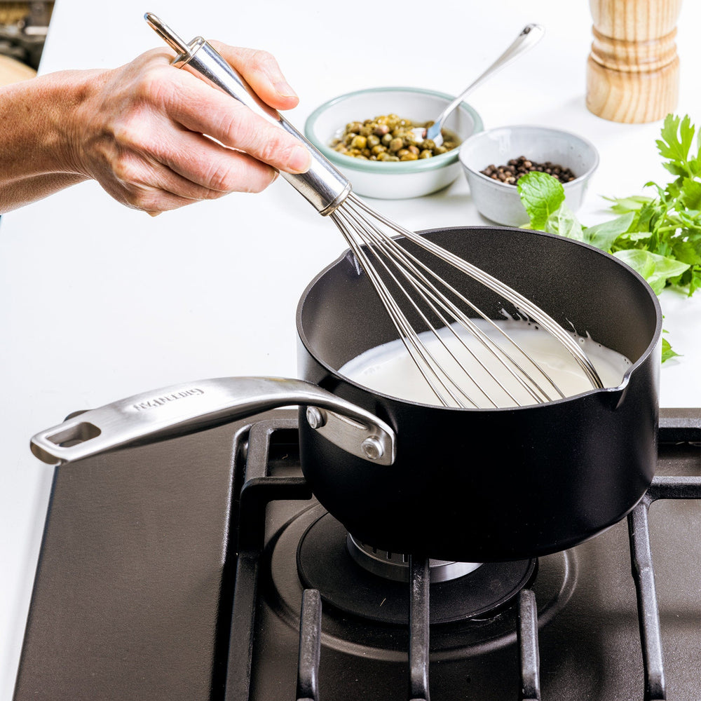 GreenPan Steelpan met 2 Schenktuiten Copenhagen Zwart ø 16 cm / 1.6 Liter - sfeerbeeld 3
