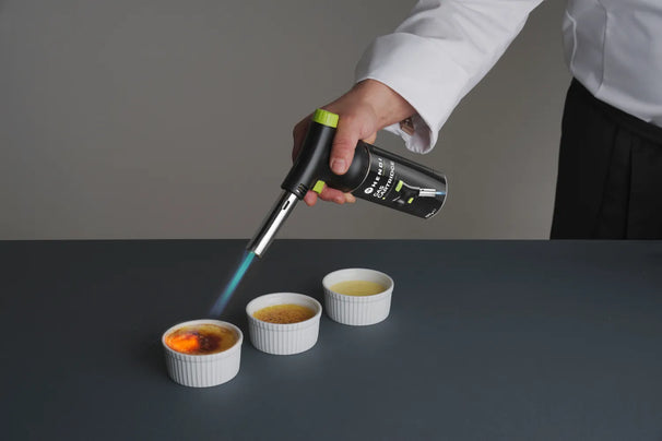 Hendi BBQ Aansteker / Creme Brulee Brander / Koksbrander - met gasbus + Extra Butaan Gas Navullingen - 4 Stuks