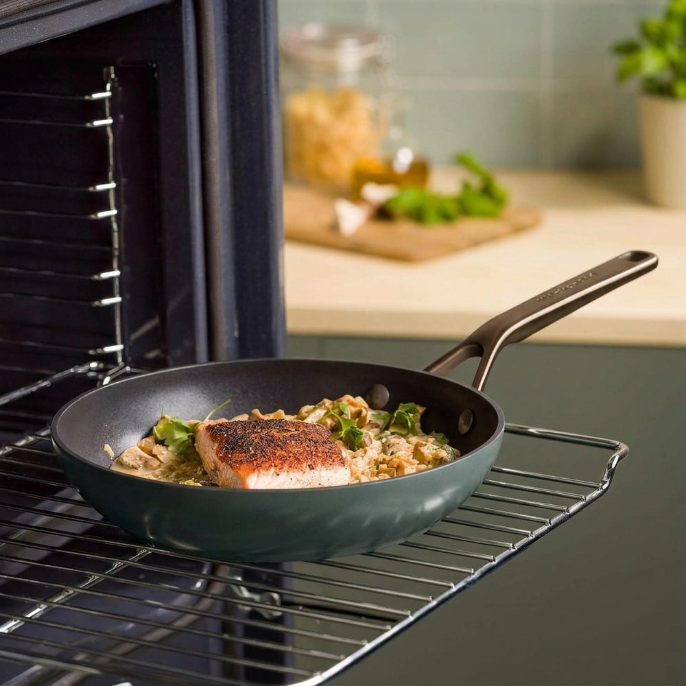 KitchenAid Koekenpan Advanced Juniper Black ø 24 cm - sfeerbeeld 4