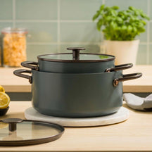 KitchenAid Kookpan Advanced Juniper Black ø 24 cm / 4.9 Liter - sfeerbeeld 3