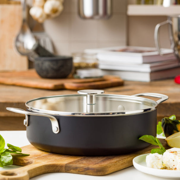 KitchenAid Hapjespan / Sauteerpan met deksel Aluminium Mat Zwart ø 28 cm / 4.3 Liter - keramische anti-aanbaklaag