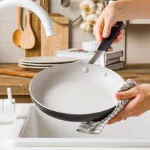 KitchenAid Koekenpan Aluminium Mat Zwart ø 24 cm - sfeerbeeld 2