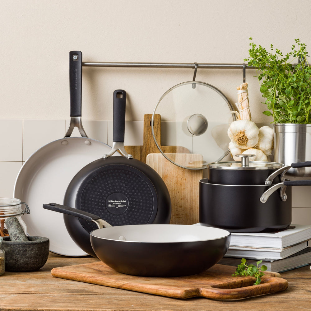 KitchenAid Pannenset Aluminium Mat Zwart 4-delig - Koekenpan ø 24 & 28 cm, Kookpan ø 20 & 24 cm - sfeerbeeld 1