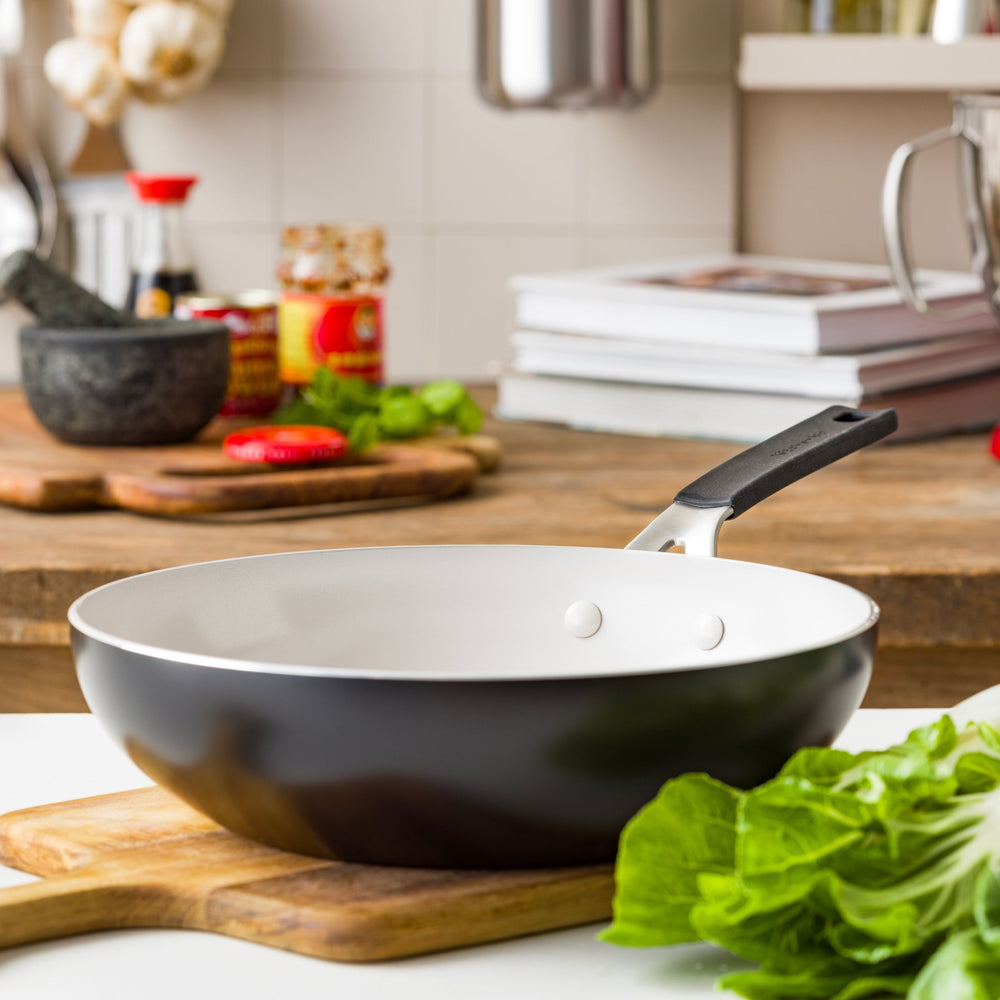 KitchenAid Wokpan Aluminium Mat Zwart ø 28 cm / 3.7 Liter - sfeerbeeld 1