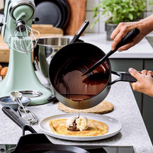 KitchenAid Steelpan Classic Forged Zwart ø 16 cm / 1.5 Liter - sfeerbeeld 1
