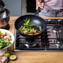 KitchenAid Wokpan Classic Forged ø 28 cm - sfeerbeeld 3