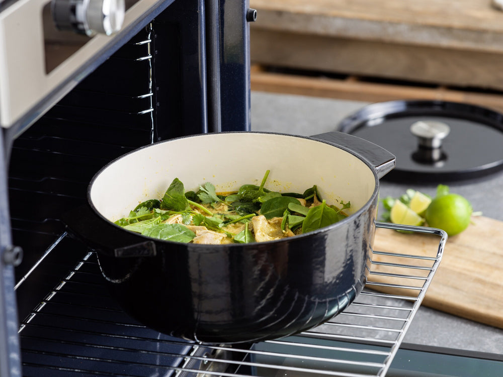 KitchenAid Braadpan Gietijzer Onyx Black ø 22 cm / 3.3 Liter - sfeerbeeld 6