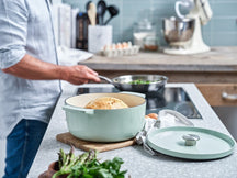 KitchenAid Braadpan Gietijzer Pistachio ø 22 cm / 3.3 Liter - sfeerbeeld 3
