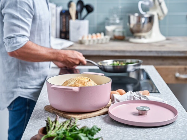 KitchenAid Braadpan Cast Iron Dried Rose ø 26 cm / 5.2 Liter - geëmailleerde anti-aanbaklaag