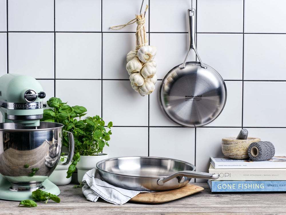 KitchenAid Koekenpannenset Tri-Ply RVS 2-delig - ø 20 & 28 cm - sfeerbeeld 1