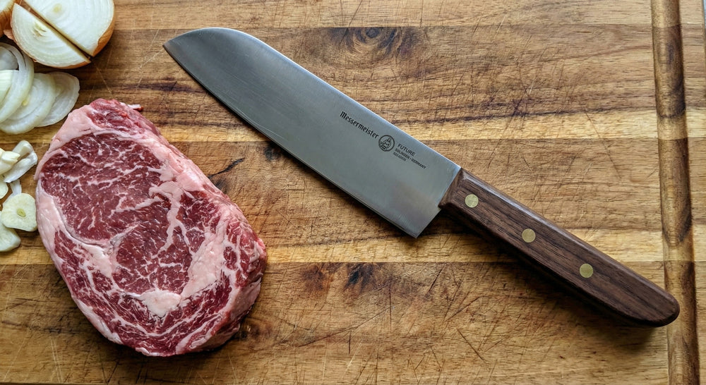Messermeister Santokumes Future Walnotenhout 16.5 cm - sfeerbeeld 1