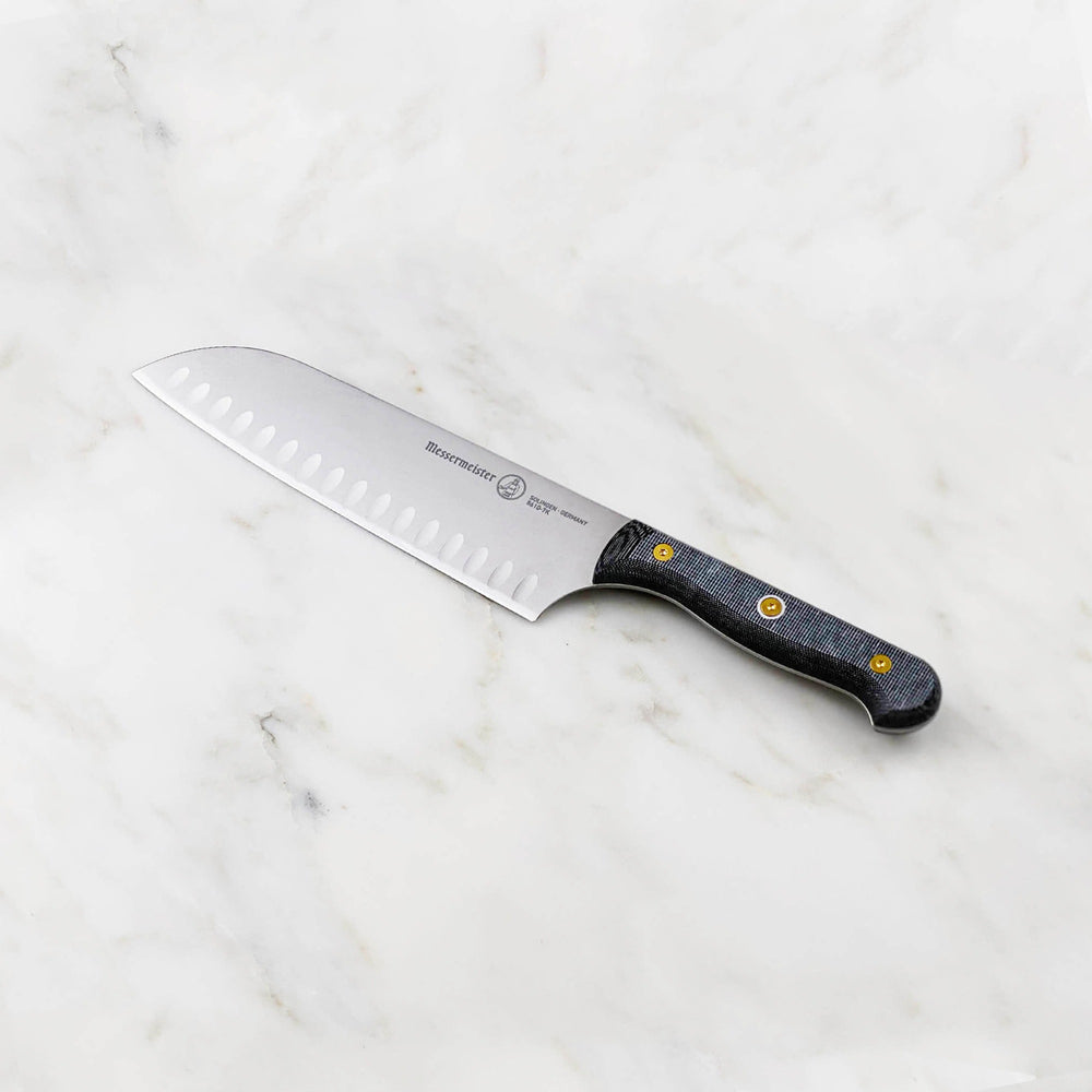 Messermeister Santokumes met Kuiltjes Custom 18 cm - sfeerbeeld 2